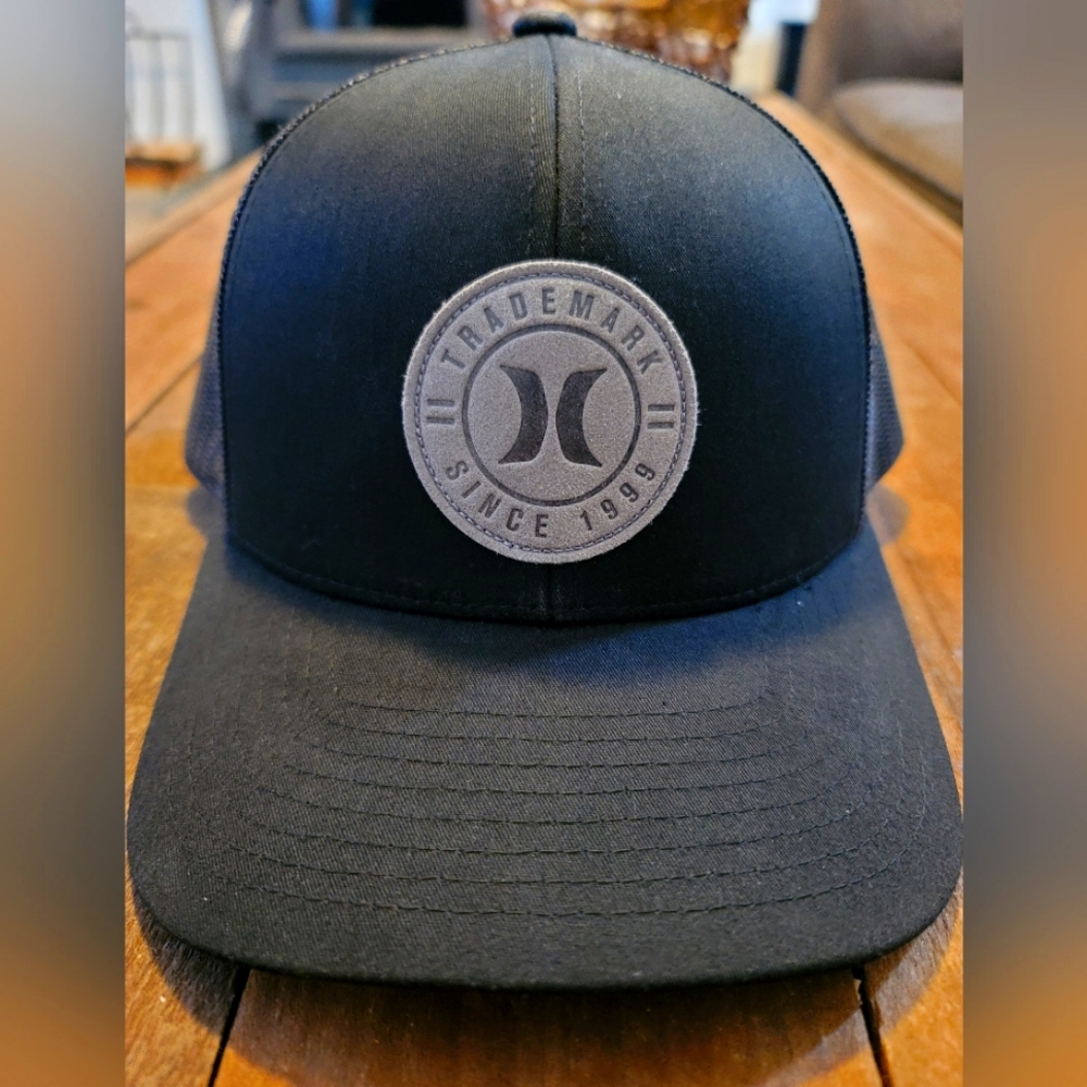 Mens Hurley Snap back trucker hat.